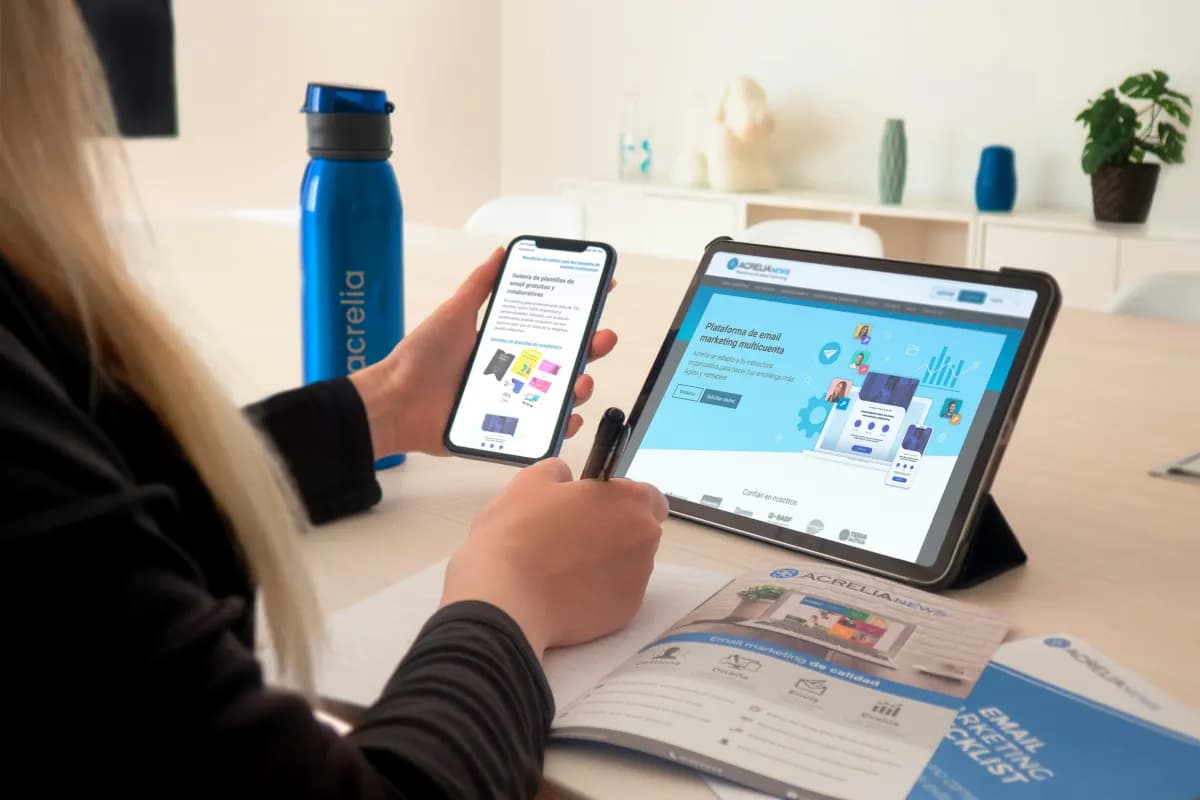 Negócio local a consultar presença digital no telemóvel e tablet